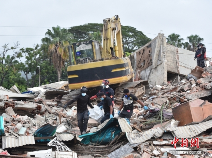 当地时间7月3日,委内瑞拉拉瓜伊拉州卡迪拉玛,委内瑞拉消防员、法医等救援力量与中国蓝天救援队员共同协作,搜寻到在地震中遇难的中国公民遗体。截至7月4日,委内瑞拉日前发生的两次强震造成的死亡人数上升至2954人,受伤人数上升至16592人。<a target='_blank' href='/'>中新社</a>记者 林春茵 摄